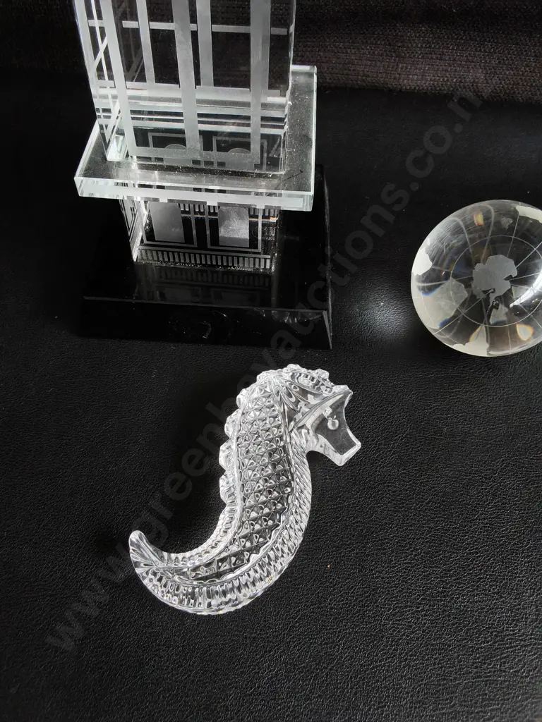 4 PIECES CRYSTAL AND GLASS COLLECTIBLES, WATERFORD, BAHRAIN HERITAGE, ETC, TALLEST H 18 CM Image 1++