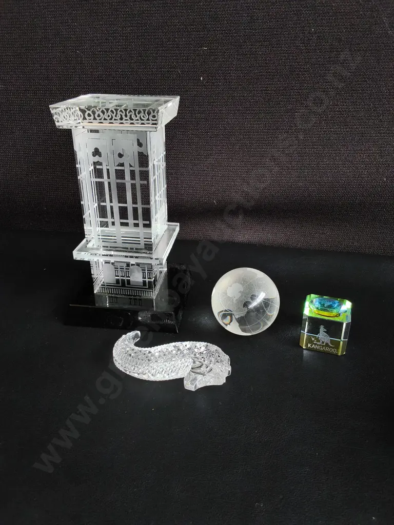 4 PIECES CRYSTAL AND GLASS COLLECTIBLES, WATERFORD, BAHRAIN HERITAGE, ETC, TALLEST H 18 CM Image 1++