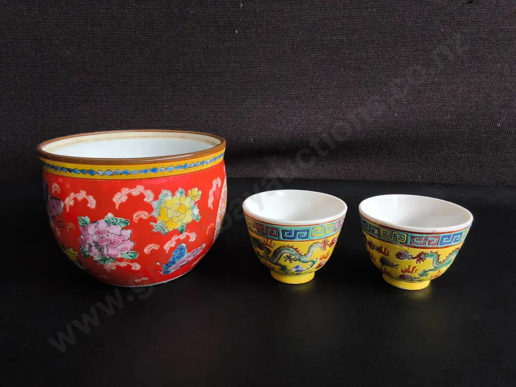 VINTAGE CHINESE PORCELAIN BOWL AND TEA CUPS, 3 PIECES, TALLEST H 10 CM Image 1++