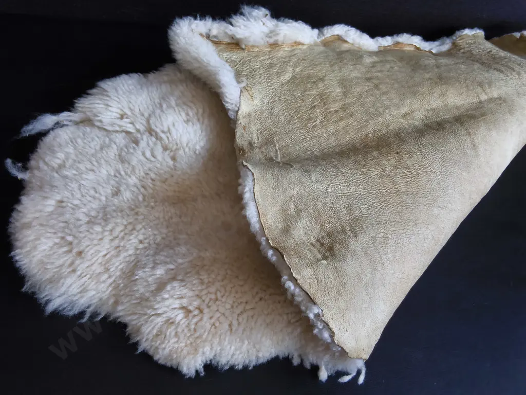 GENUINE SHEEPSKIN RUG, W 85 CM Image 1++