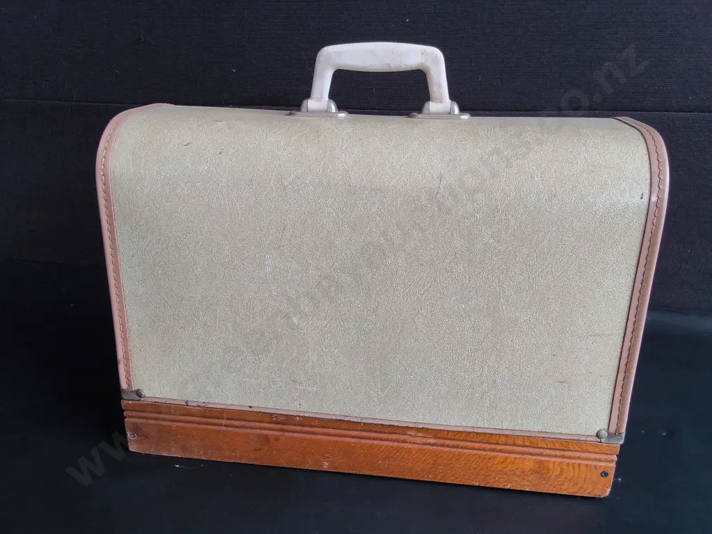 VINTAGE SINGER SEWING MACHINE WITH HARD CASE Image 1++