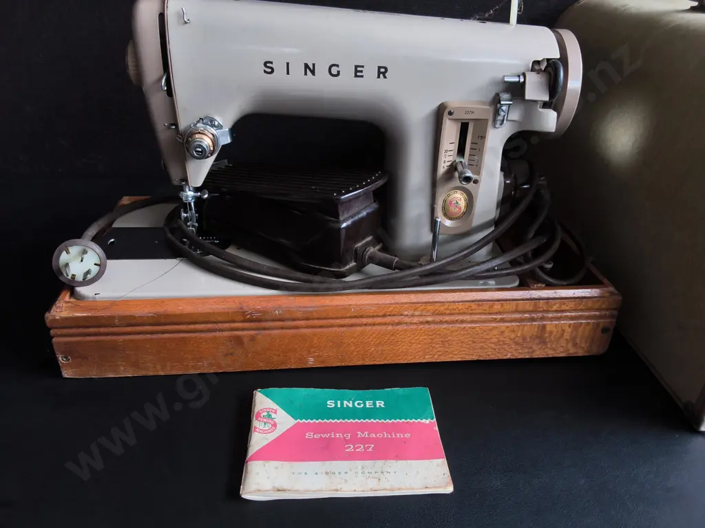 VINTAGE SINGER SEWING MACHINE WITH HARD CASE Image 1++