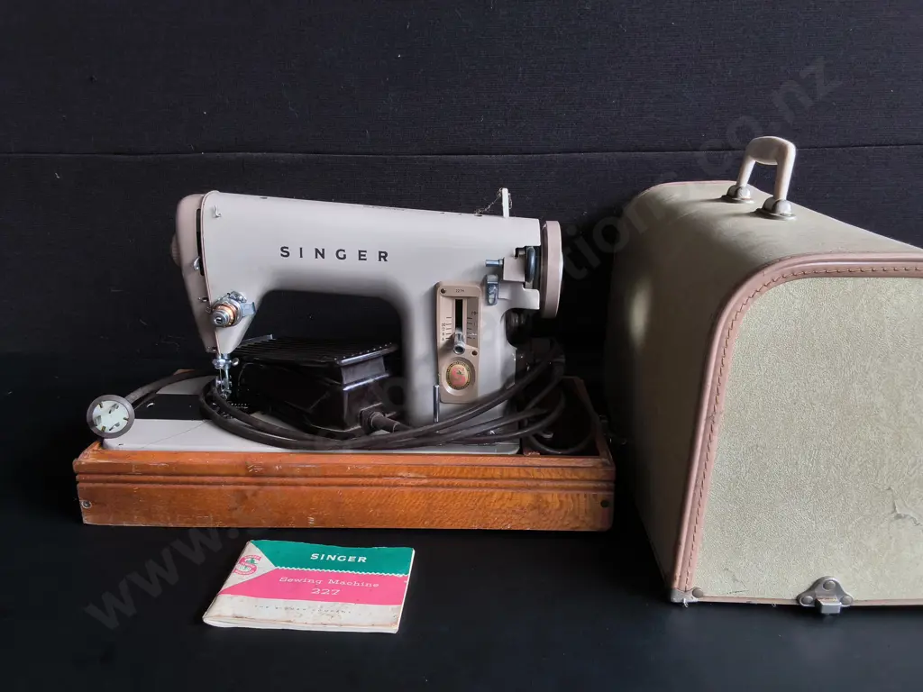 VINTAGE SINGER SEWING MACHINE WITH HARD CASE Image 1++