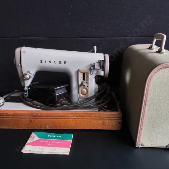 VINTAGE SINGER SEWING MACHINE WITH HARD CASE