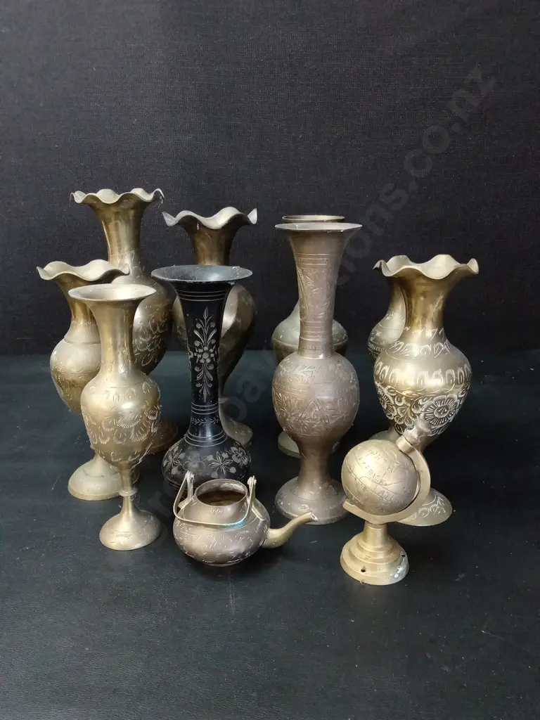 COLLECTION OF VINTAGE ETCHED BRASS VASES TALLEST H24CM Image 1++