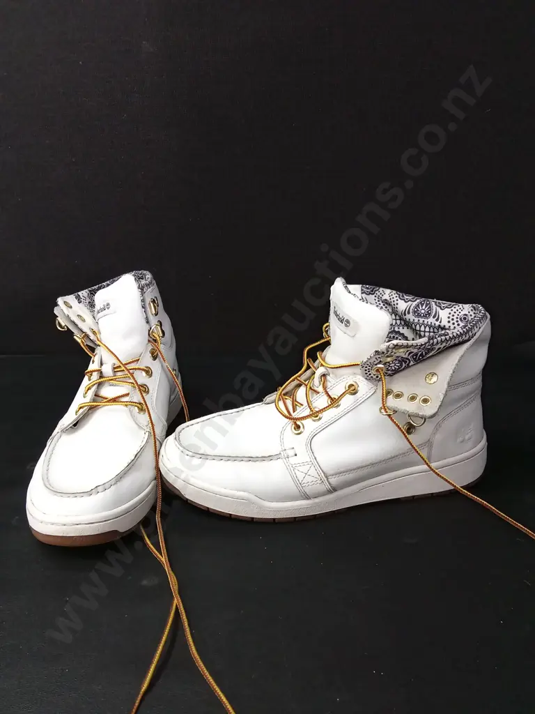 3 PAIRS OF TIMBERLANDS SIZE UK8.5W, 9M AND UNKNOWN Image 1++