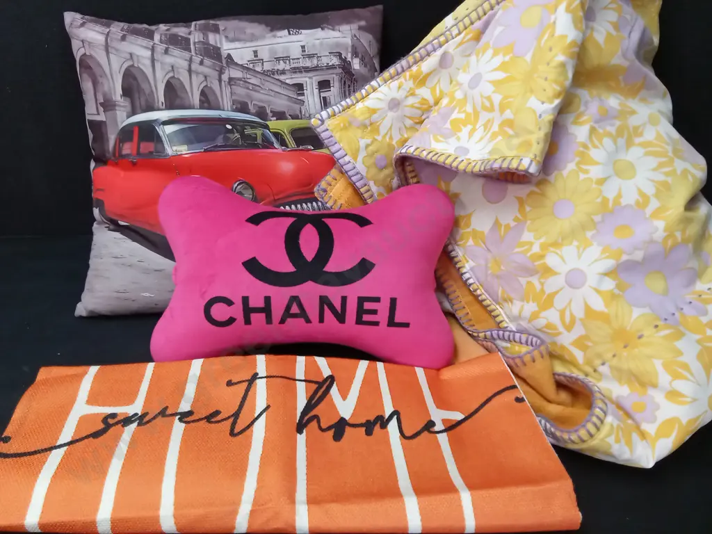 2 PILLOWS, 2 PILLOW CASES AND A BLANKET Image 1++