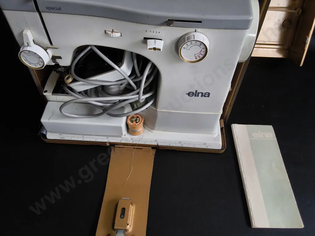 VINTAGE ELNA SPECIAL PORTABLE SEWING MACHINE WITH METAL CARTYING CASE Image 1++