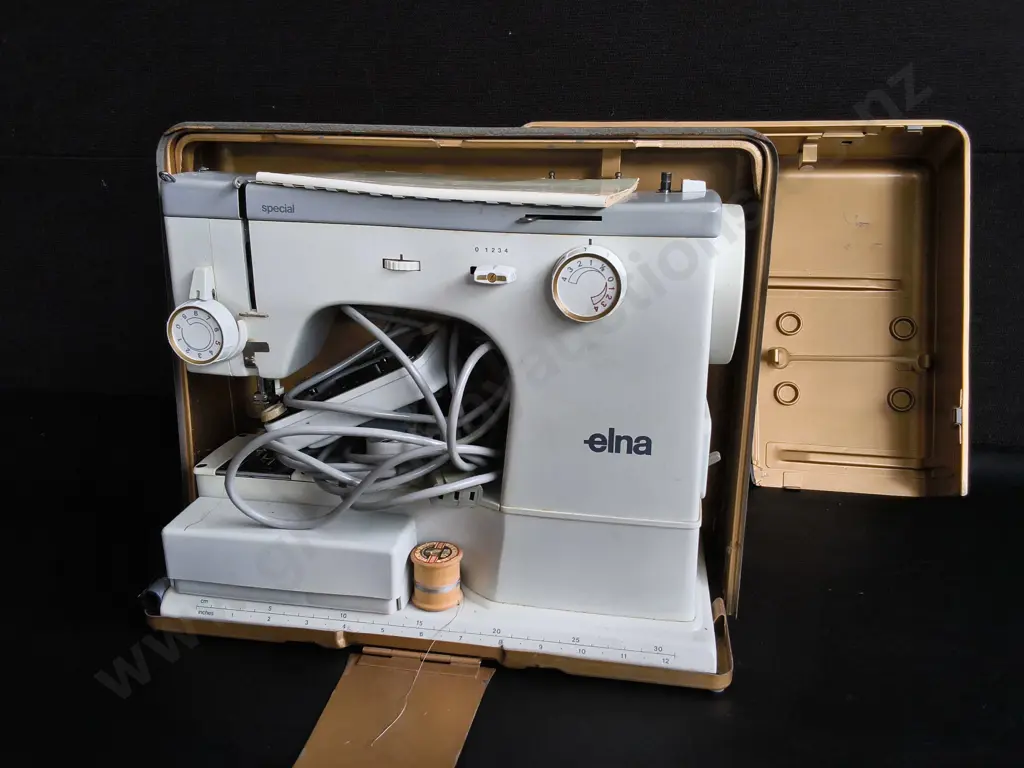 VINTAGE ELNA SPECIAL PORTABLE SEWING MACHINE WITH METAL CARTYING CASE Image 1++