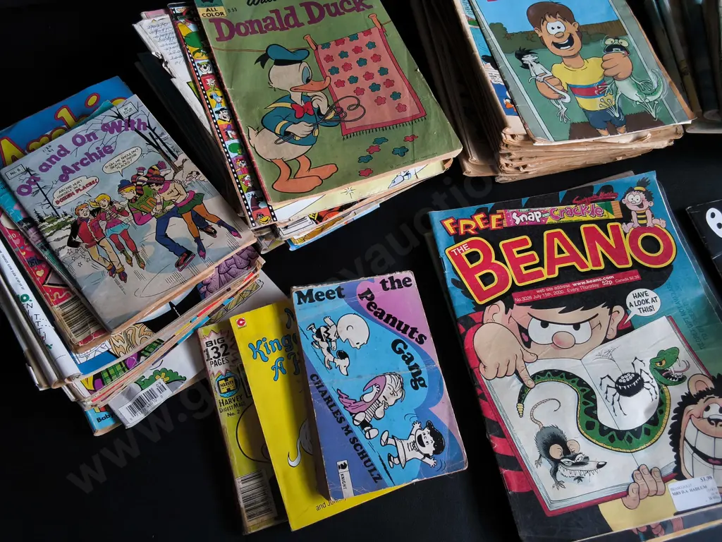 COLLECTION OF VINTAGE COMICS AND ANNUALS, INCLUDING FOOTROT FLATS, ARCHIE COMICS, ETC Image 1++
