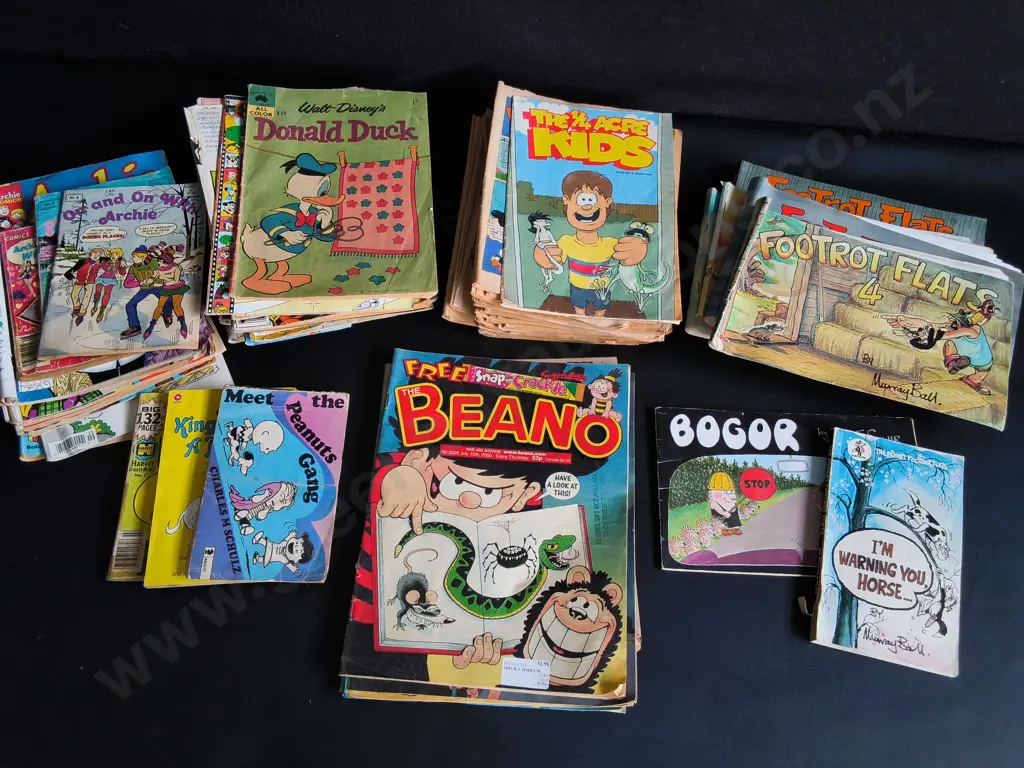 COLLECTION OF VINTAGE COMICS AND ANNUALS, INCLUDING FOOTROT FLATS, ARCHIE COMICS, ETC Image 1++