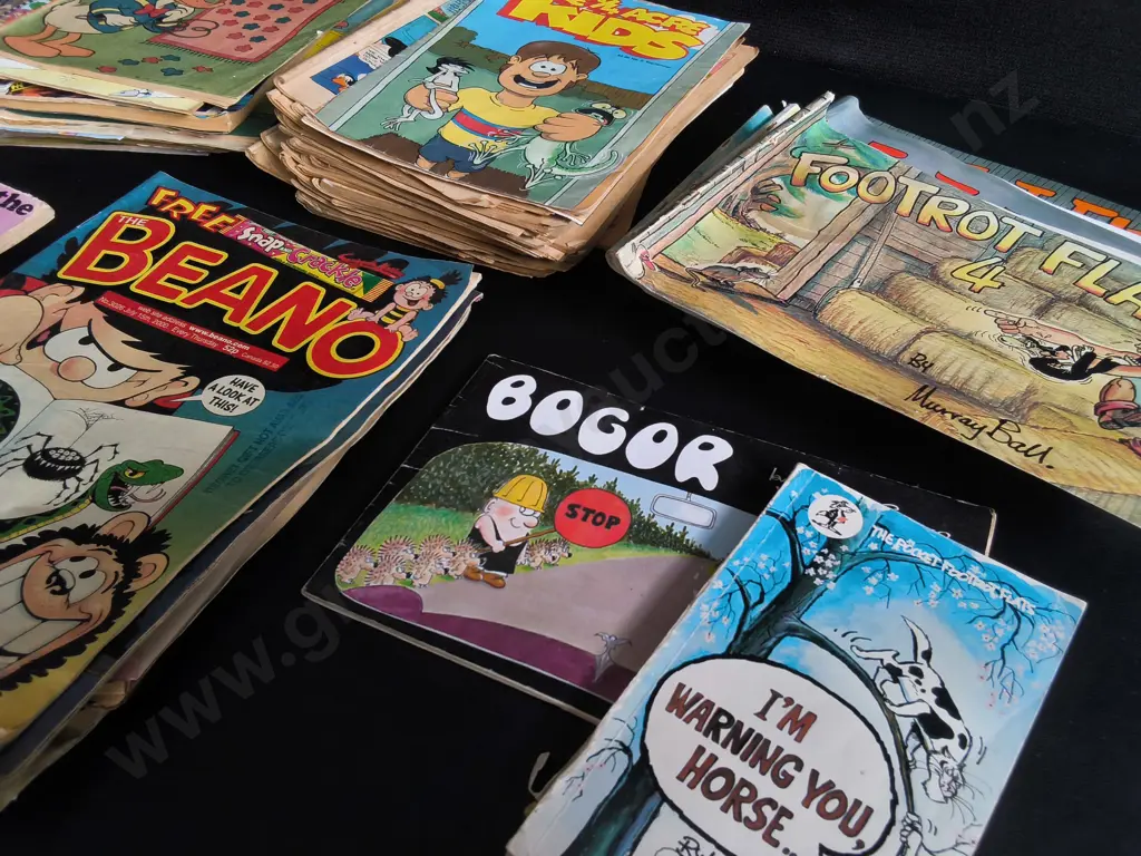 COLLECTION OF VINTAGE COMICS AND ANNUALS, INCLUDING FOOTROT FLATS, ARCHIE COMICS, ETC Image 1++