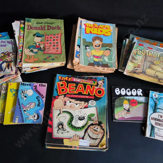 COLLECTION OF VINTAGE COMICS AND ANNUALS, INCLUDING FOOTROT FLATS, ARCHIE COMICS, ETC