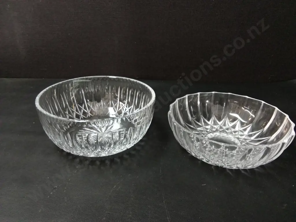 2 GLASS BOWLS LARGEST D20CM Image 1++