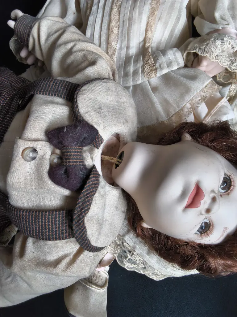 PAIR OF VINTAGE PORCELAIN DOLLS, DAMAGE PICTURED, TALLEST H 51 CM Image 1++