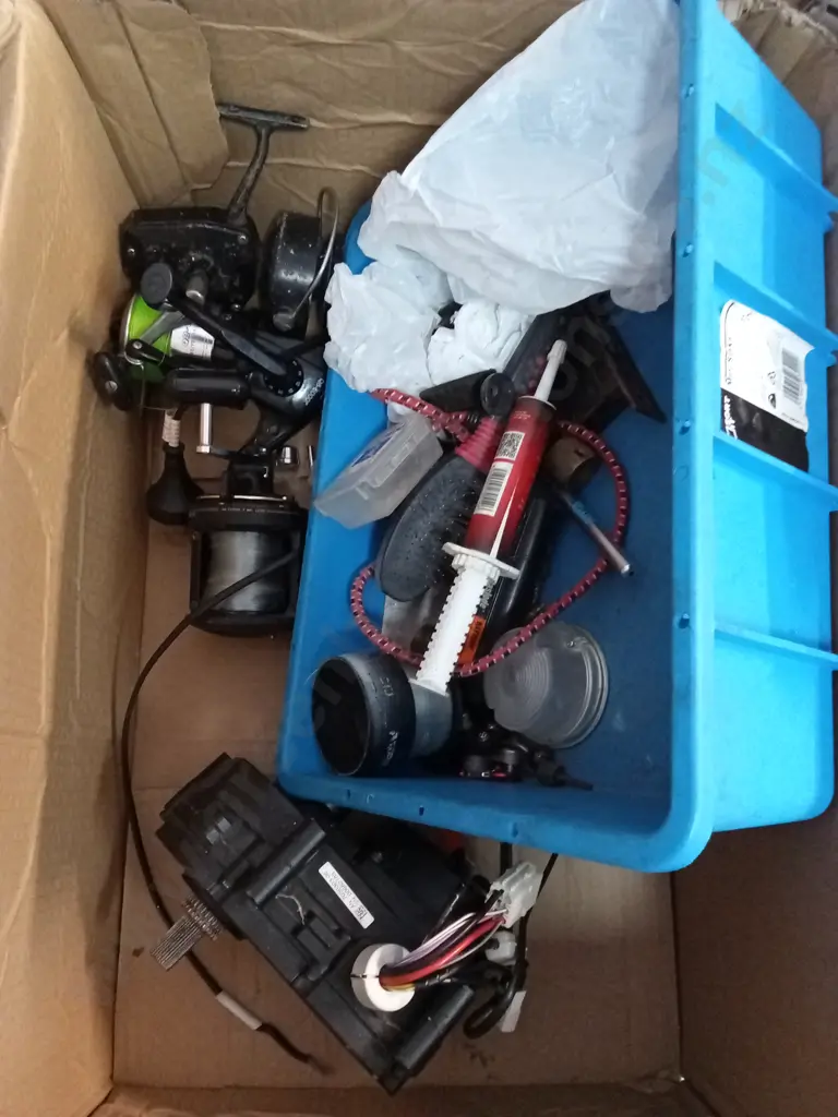 BOX OF FISHING GEAR Image 1++