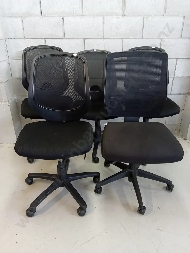 5 OFFICE CHAIRS, (4X LEFT CHAIR, 1 RIGHT) Image 1++