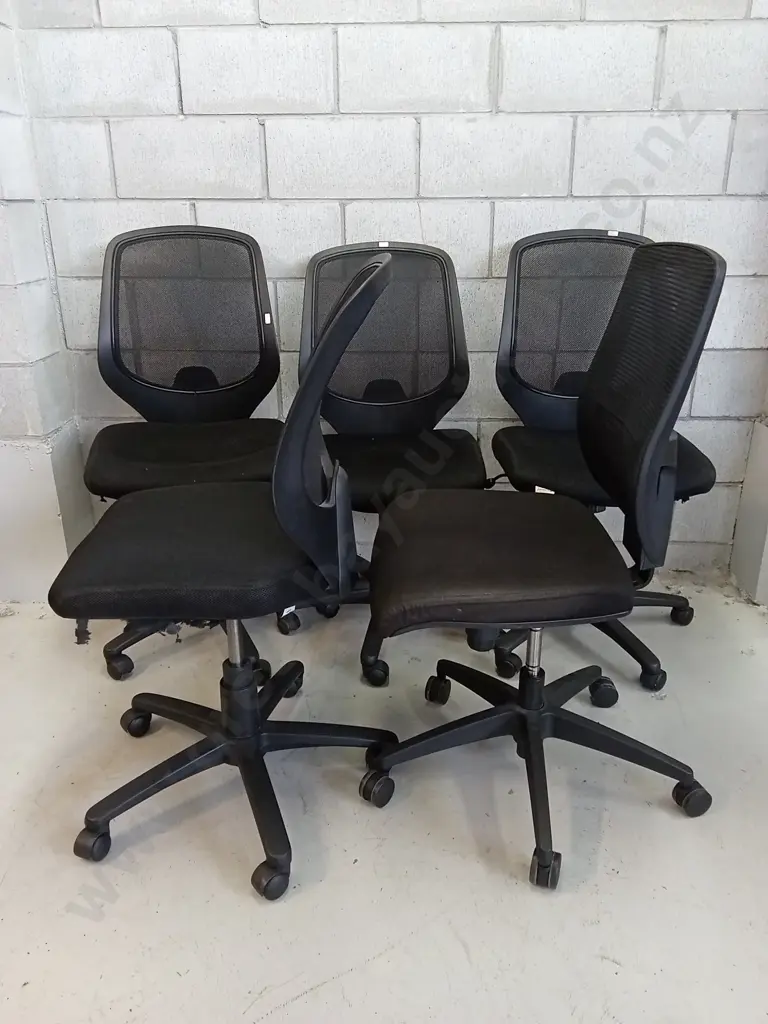 5 OFFICE CHAIRS, (4X LEFT CHAIR, 1 RIGHT) Image 1++