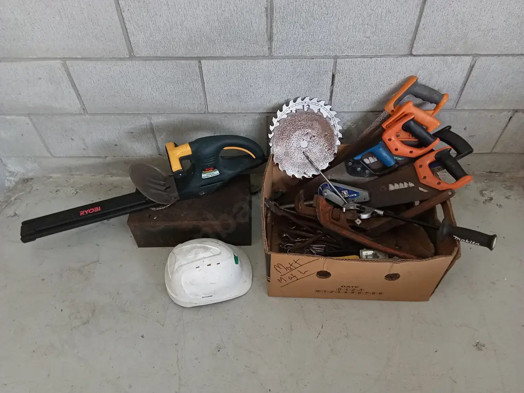 BOX OR HAND TOOLS AND WORKING HEDGE TRIMMER Image 1++