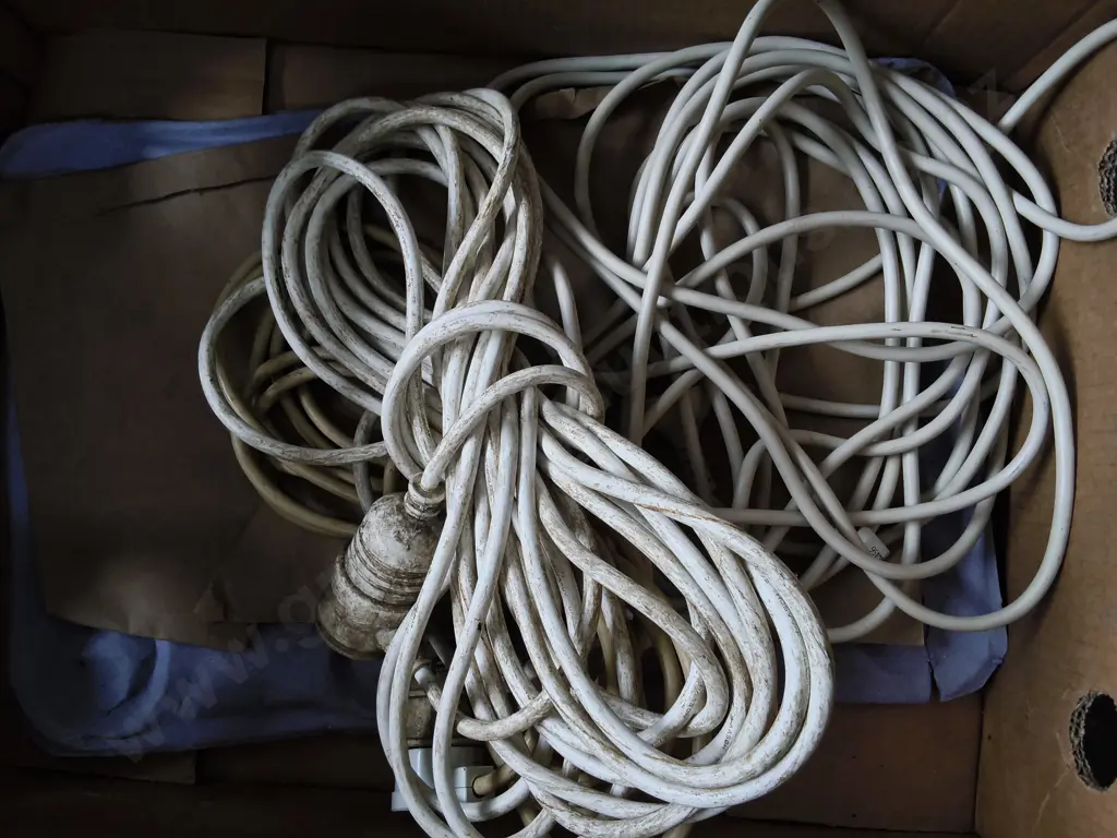 MIX OF HOUSEHOLD APPLIANCES AND EXTENSION CORDS Image 1++
