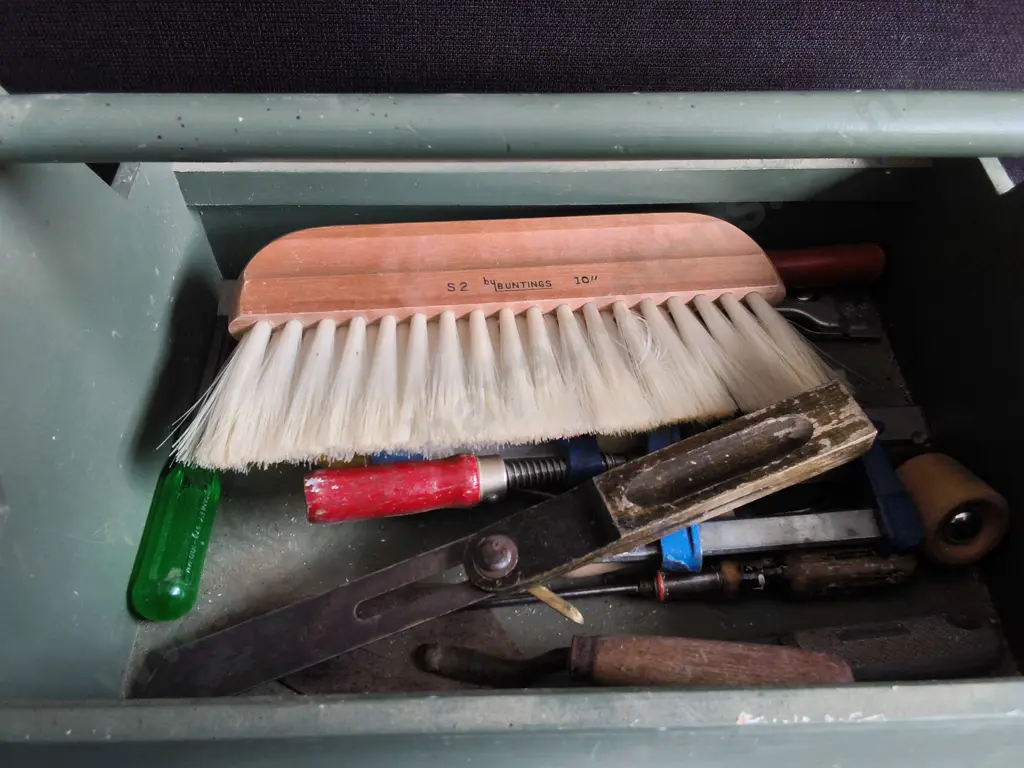 WOODEN TOOL CADDY WITH VARIOUS HAND TOOLS Image 1++