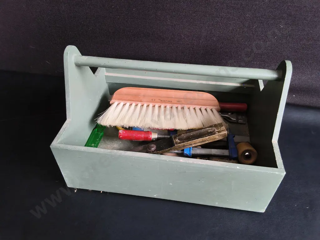 WOODEN TOOL CADDY WITH VARIOUS HAND TOOLS Image 1++