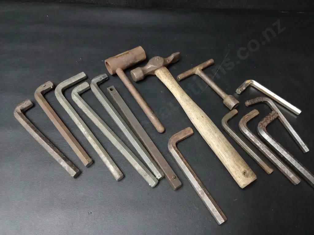 BOX OF HAND TOOLS Image 1++