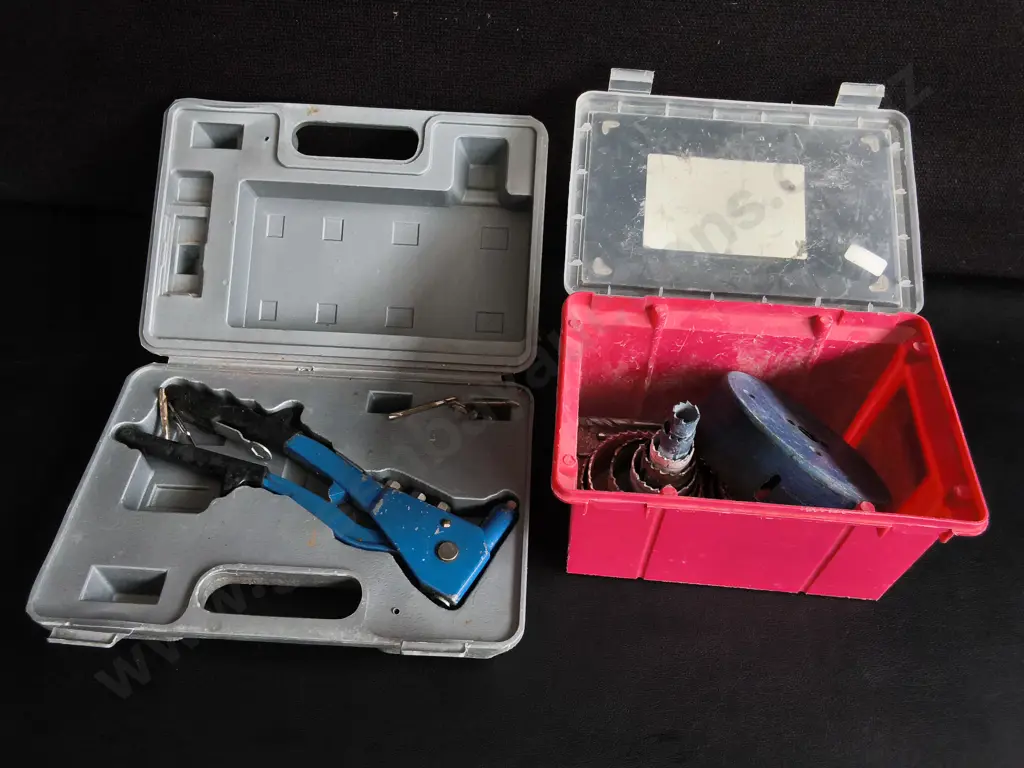 HEAVY DUTY HAND RIVETER AND MULTI SIZE HOLE SAW SET Image 1++