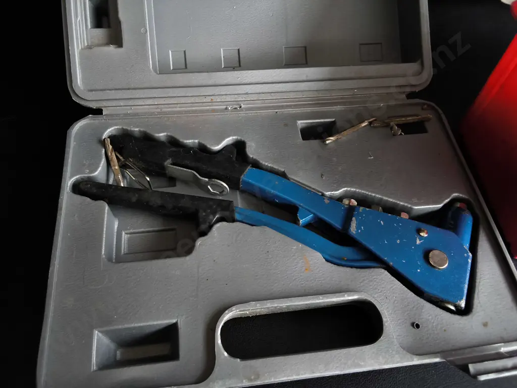 HEAVY DUTY HAND RIVETER AND MULTI SIZE HOLE SAW SET Image 1++