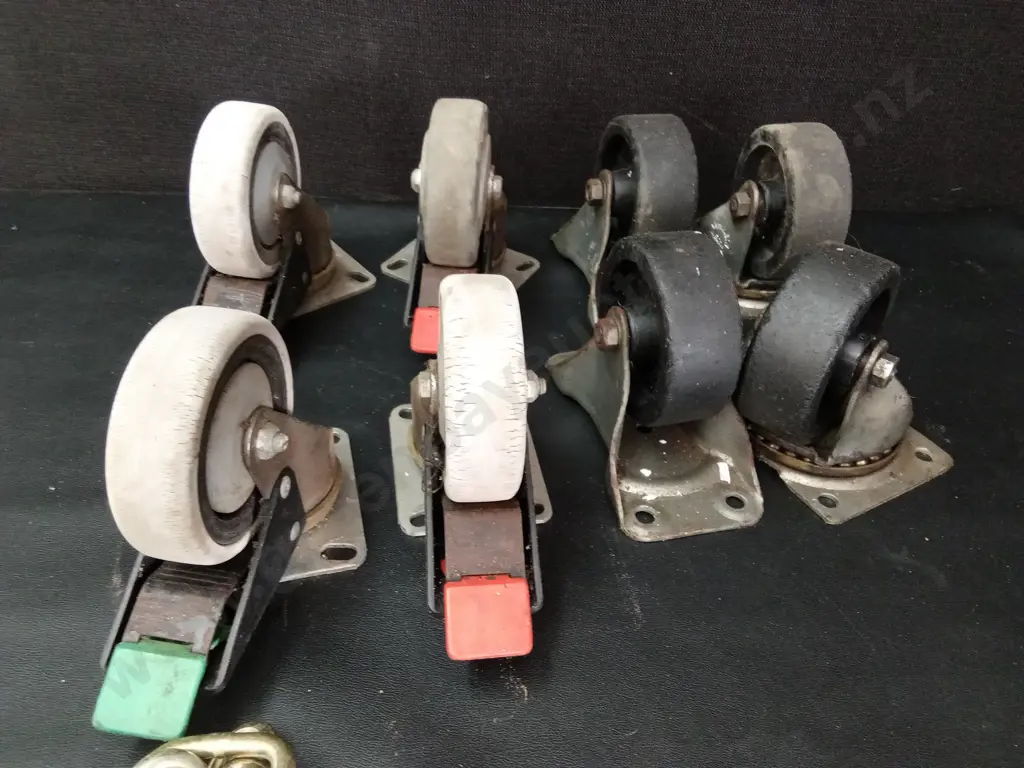 2 SETS OF CASTERS AND A SNIG 2M CHAIN Image 1++