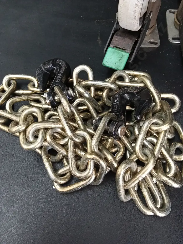 2 SETS OF CASTERS AND A SNIG 2M CHAIN Image 1++