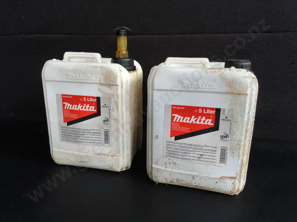 2 JUGS OF MAKITA SAW CHAIN OIL Image 1++