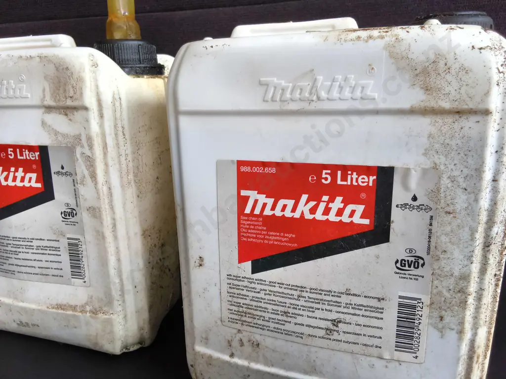 2 JUGS OF MAKITA SAW CHAIN OIL Image 1++