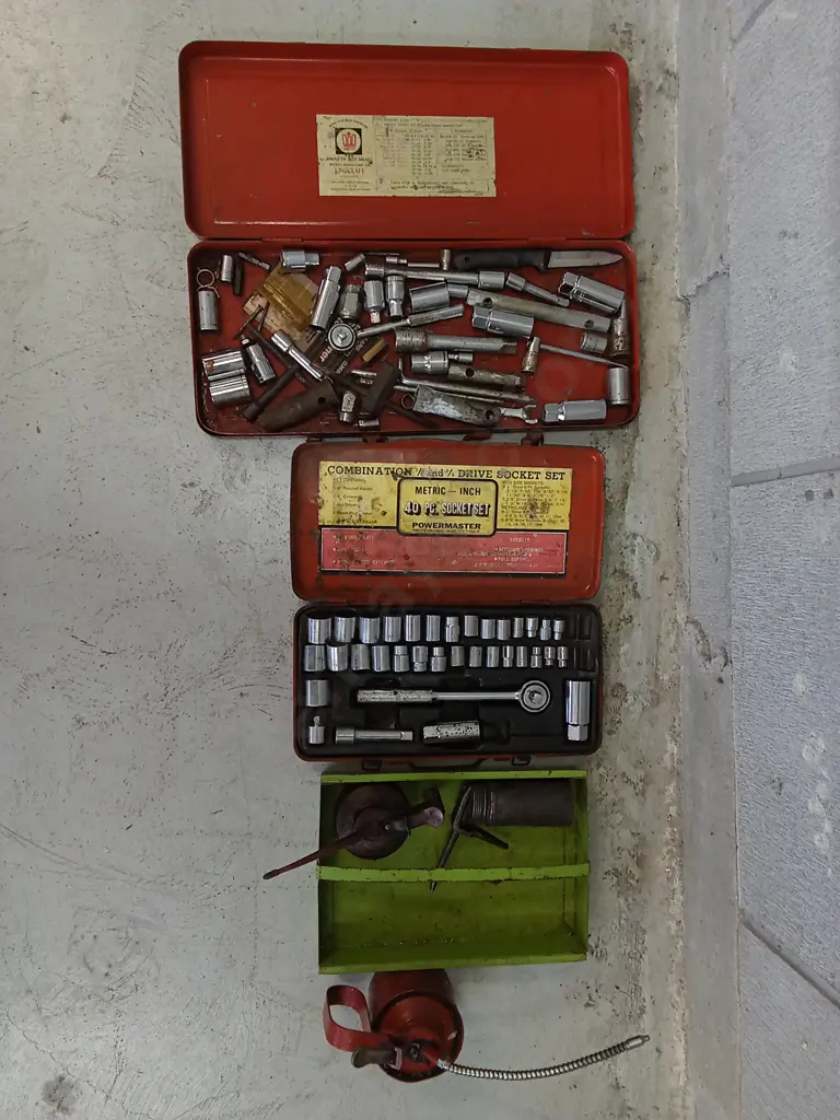 2 SOCKET SETS AND OIL CANISTERS Image 1++
