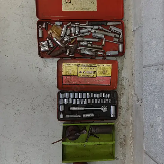 2 SOCKET SETS AND OIL CANISTERS