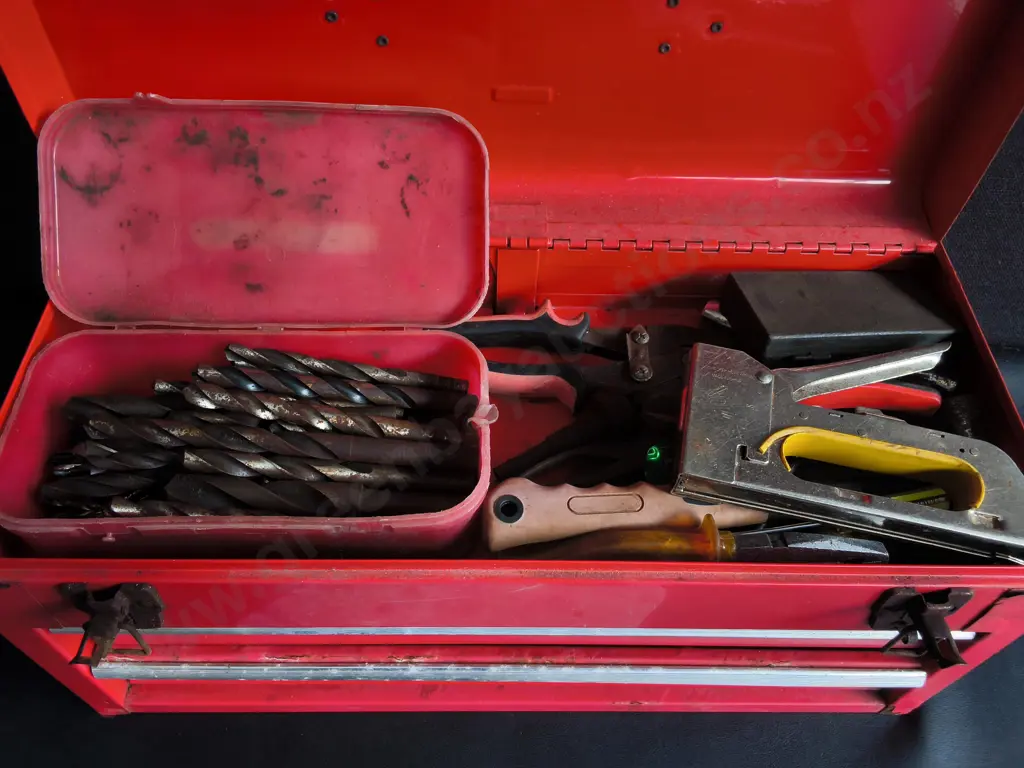 TOOLBOX INCLUDING CONTENTS Image 1++