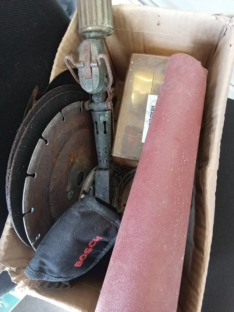 BOX OF TOOLS INCLUDING BOSCH STUD FINDER, VINTAGE SOLDER IRON AND BOXED DYNAMO Image 1++
