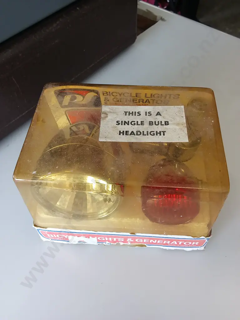 BOX OF TOOLS INCLUDING BOSCH STUD FINDER, VINTAGE SOLDER IRON AND BOXED DYNAMO Image 1++