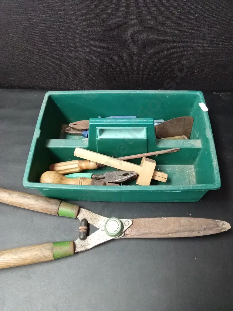 TOOLBOX WITH CONTENTS Image 1++