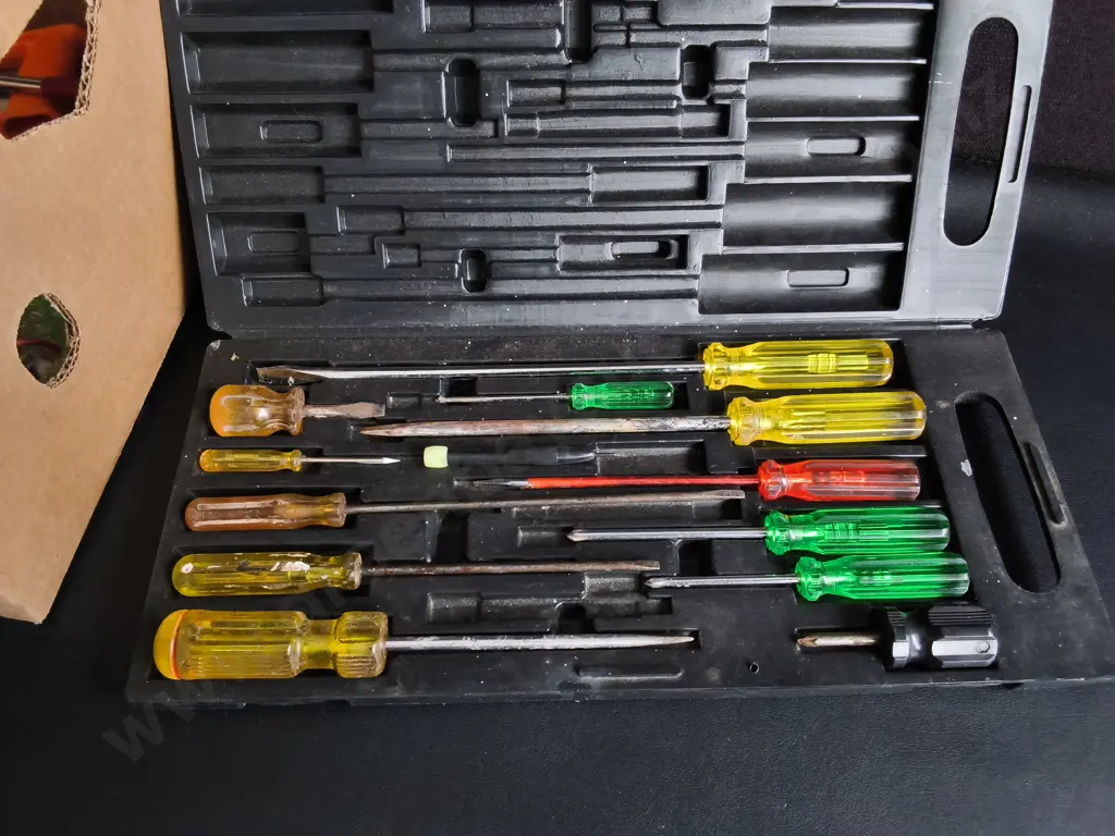 MIXED BOX OF HAND TOOLS Image 1++