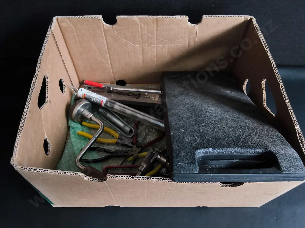 MIXED BOX OF HAND TOOLS Image 1++