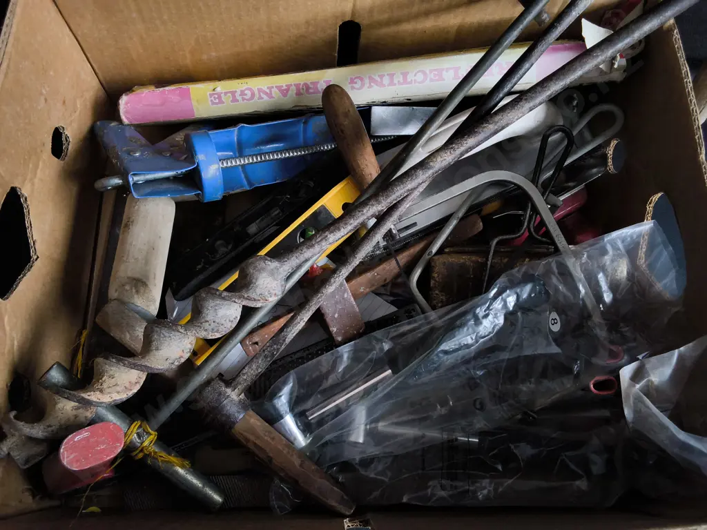MIXED BOX OF VINTAGE HAND TOOLS Image 1++
