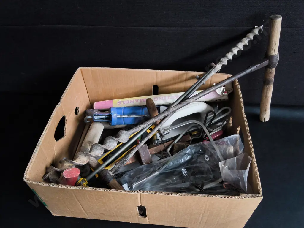 MIXED BOX OF VINTAGE HAND TOOLS Image 1++