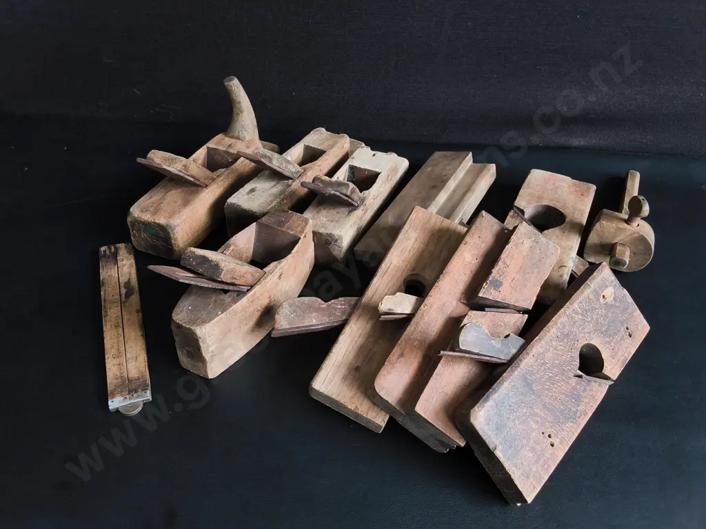 COLLECTION OF VINTAGE WOOD PLANES AND FOLDING RULER Image 1++