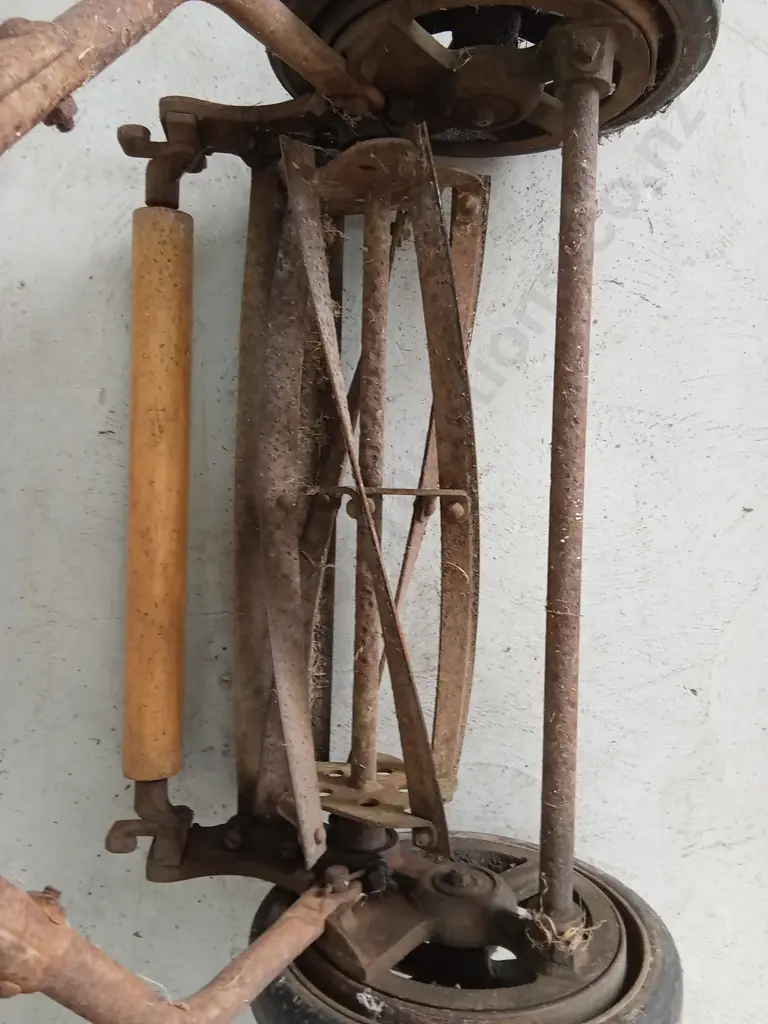 VINTAGE HAND PUSH GRASS MOWER Image 1++