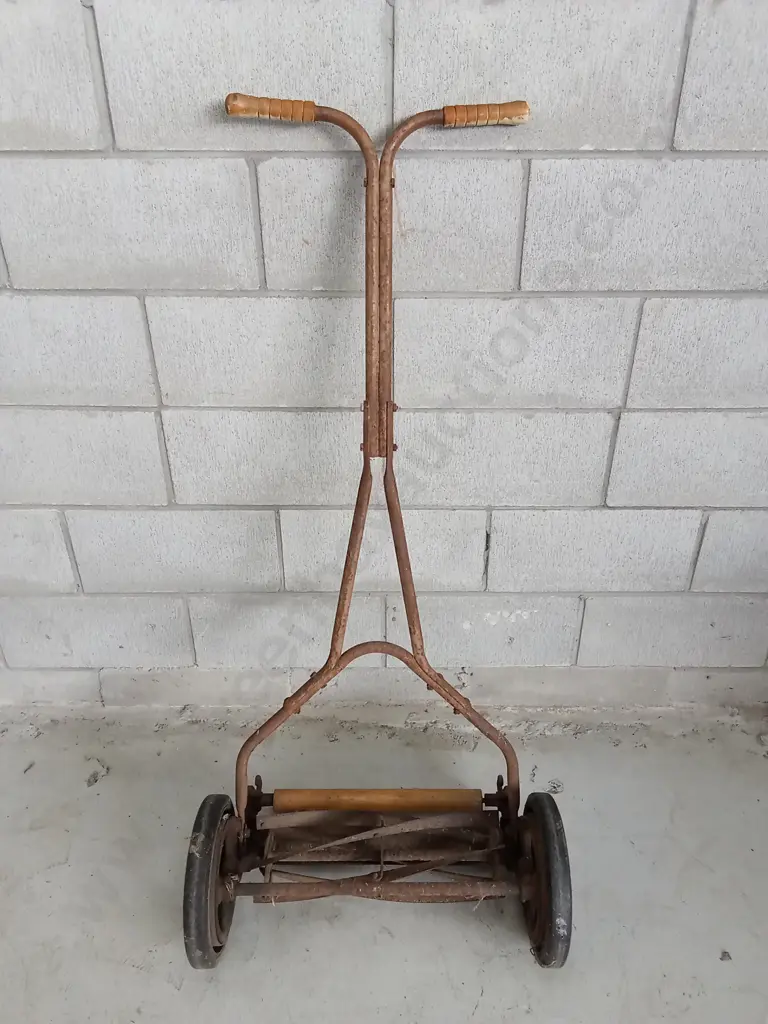 VINTAGE HAND PUSH GRASS MOWER Image 1++