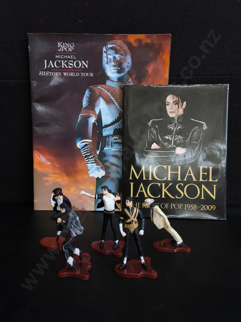VINTAGE MICHAEL JACKSON COLLECTIBLES, INCLUDING BOOKS, AND MINI FIGURES Image 1++