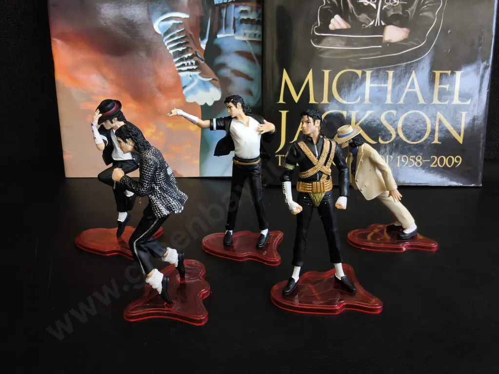 VINTAGE MICHAEL JACKSON COLLECTIBLES, INCLUDING BOOKS, AND MINI FIGURES Image 1++