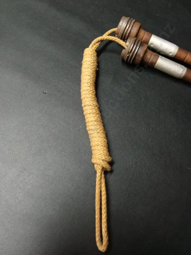 VINTAGE SKIPPING ROPE WITH WOODEN HANDLES Image 1++