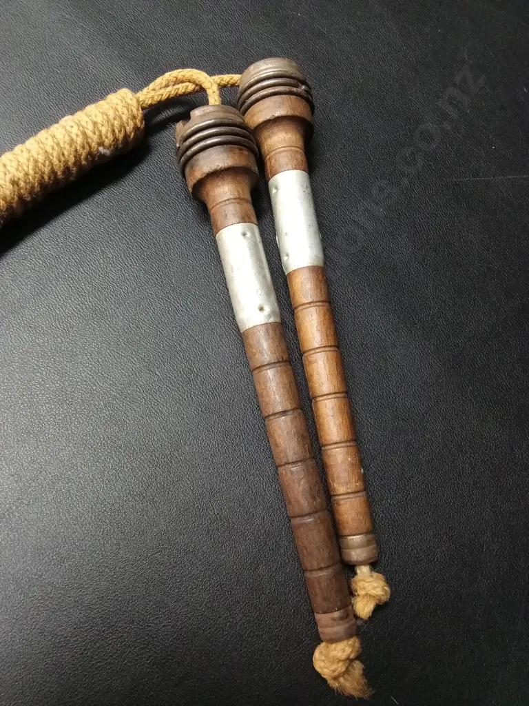 VINTAGE SKIPPING ROPE WITH WOODEN HANDLES Image 1++